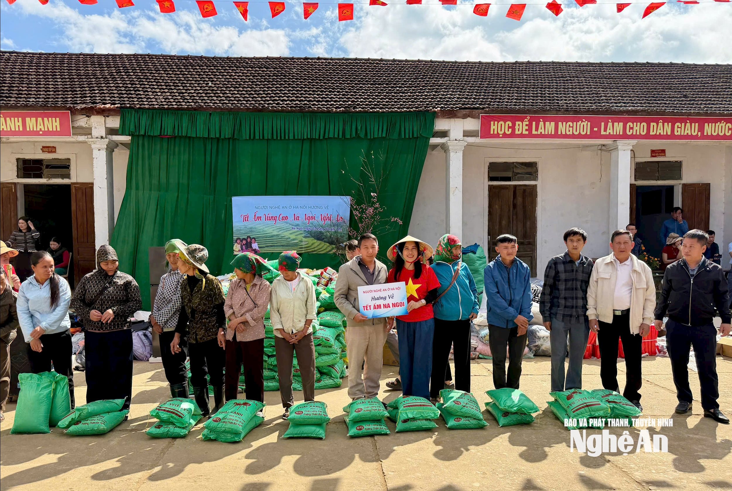 Chị Xuân Hương (áo đỏ) trao tặng nhu yếu phẩm cho bà con miền núi Nghệ An. Ảnh: Ngọc Dũng