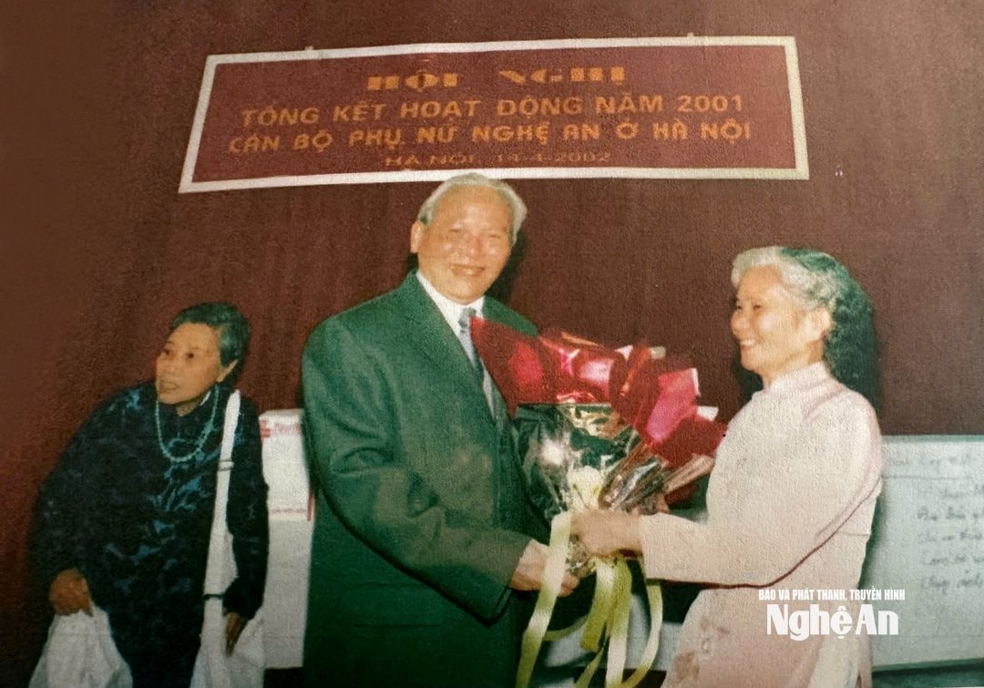 ĐẠI TƯỚNG CHU HUY MÂN - CHỦ TỊCH ĐẦU TIÊN CỦA HĐH NGHỆ AN TẠI HN TẶNG HOA ĐẠI DIỆN PHỤ NỮ CỦA HỘI