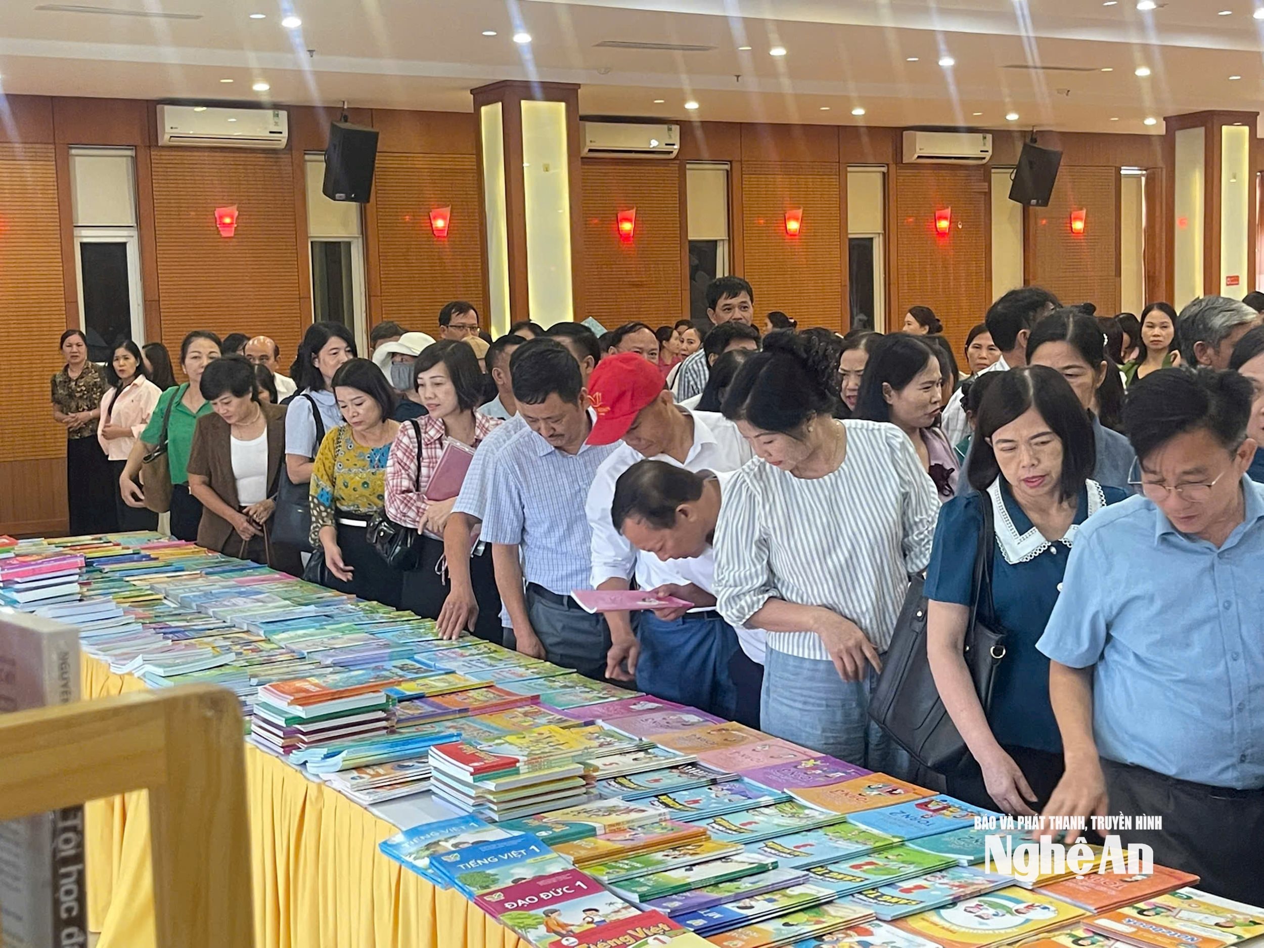 Giáo viên Nghệ An tham gia tập huấn giới thiệu về sách giáo khoa. Ảnh - Mỹ Hà