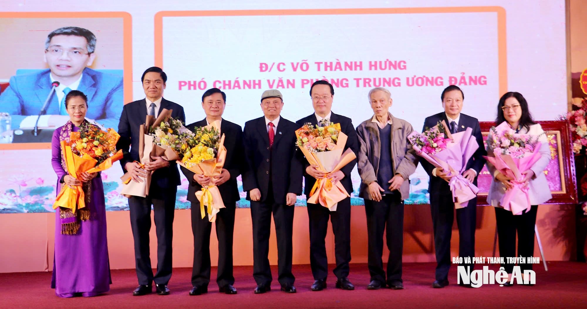 hđh nghệ an tặng họa lãnh đạo tỉnh nghệ an nhân dịp gặp mặt xuân 2025