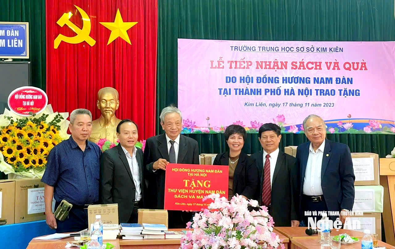 HĐH TẶNG SÁCH VÀ QUÀ CHO TRƯỜNG THCS KIM LIÊN