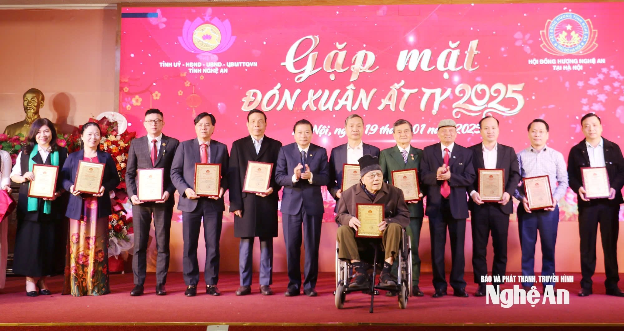 Lãnh đạo tỉnh nghệ an và hội đồng hương tặng bẳng tri ân cho các doanh nghiệp có đóng góp cho quê hương Nghệ An