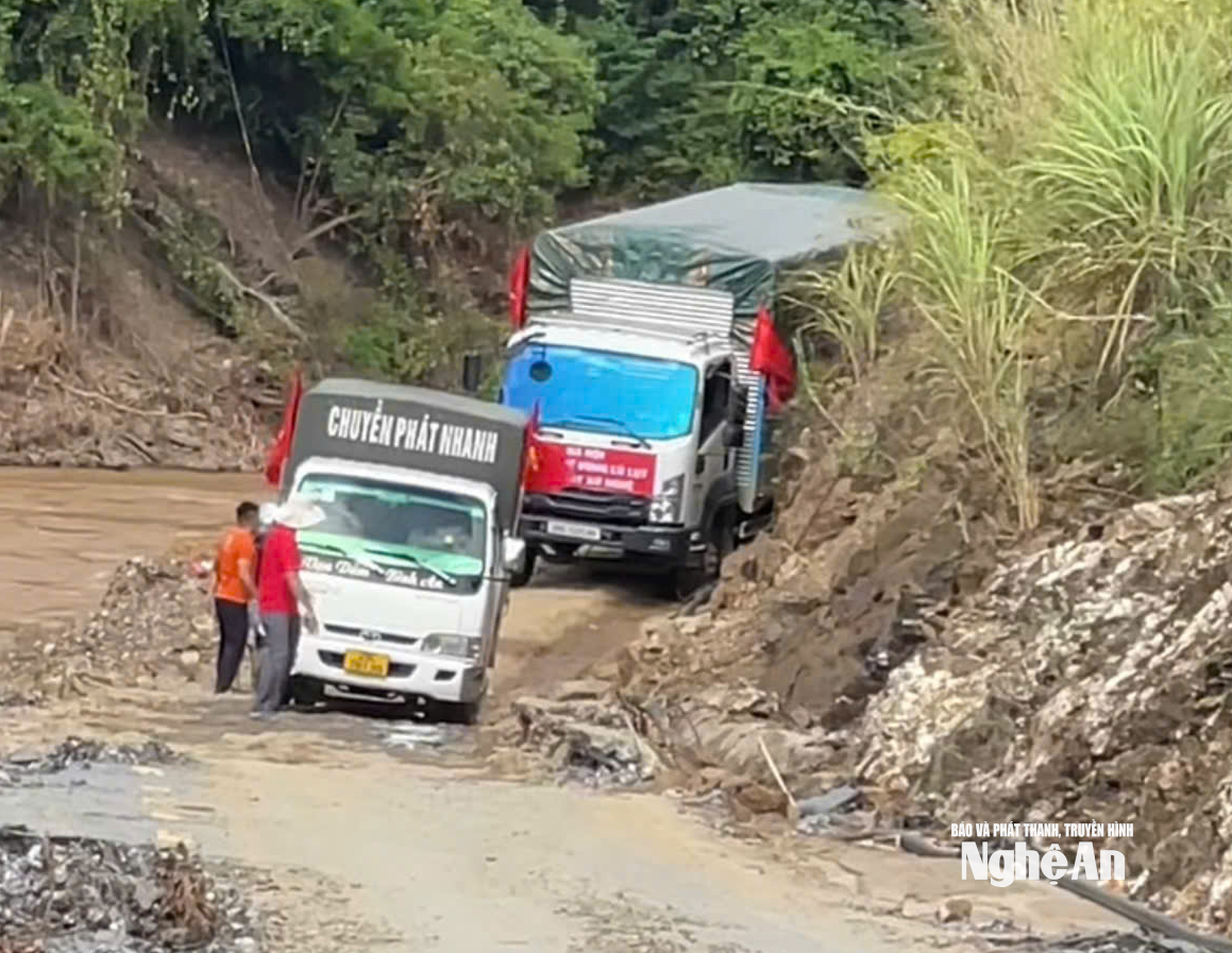 Những chuyến xe nghĩa tình về với miền Tây Nghệ An trong đợt lũ 2025. Ảnh: Ngọc Dũng