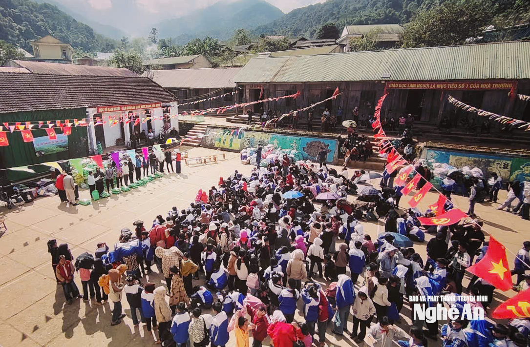 Bà con xã Na Ngoi đón Tết sớm từ những chuyến hàng của người Nghệ xa quê. Ảnh Ngọc Dũng