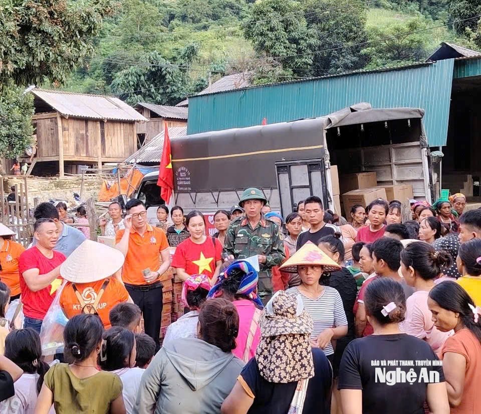 Trong đợt lũ tháng 7 năm 2025 tại miền Tây Nghệ An, chị Hương đã đứng ra kêu gọi và cấp phát hàng hóa trị giá hàng trăm triệu đồng 1