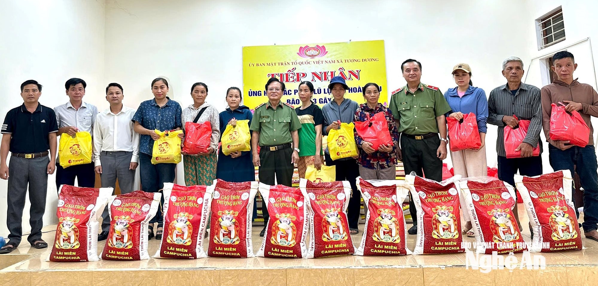 HĐH NGHỆ AN TẠI HN TRAO HỖ TRỢ BÀ CON VÙNG LŨ TƯƠNG DƯƠNG