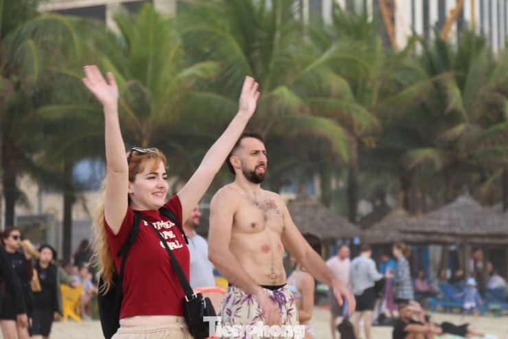 Anh Stephan Bauer, du khách người Đức, chia sẻ sự thích thú khi được tắm biển tại Đà Nẵng.