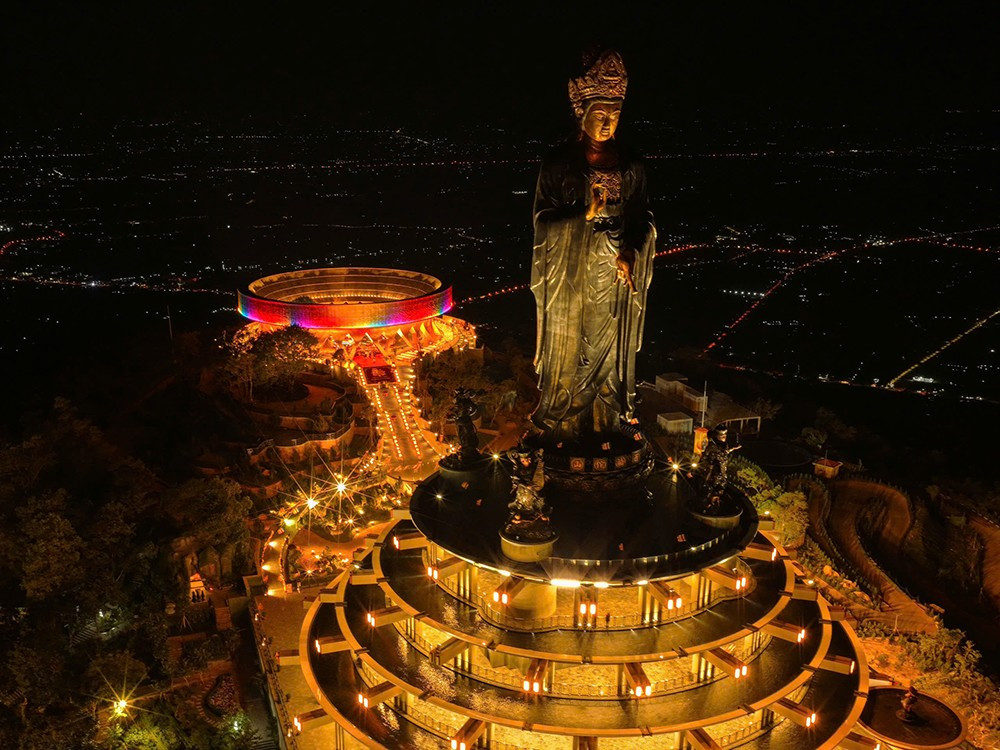 Tôn tượng Đức Phật Câu Na Hàm Mâu Ni mới an vị tại núi Bà Đen
