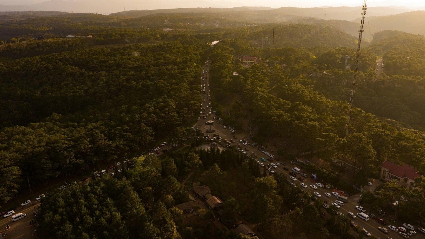 Dòng người nườm nượp đổ về Măng Đen trong những ngày đầu kỳ nghỉ Tết Dương lịch 2026.
