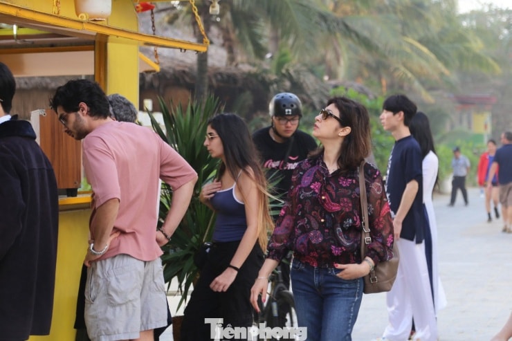 Các tuyến đường ven biển Đà Nẵng như Võ Nguyên Giáp, Trường Sa luôn tấp nập khách du lịch.