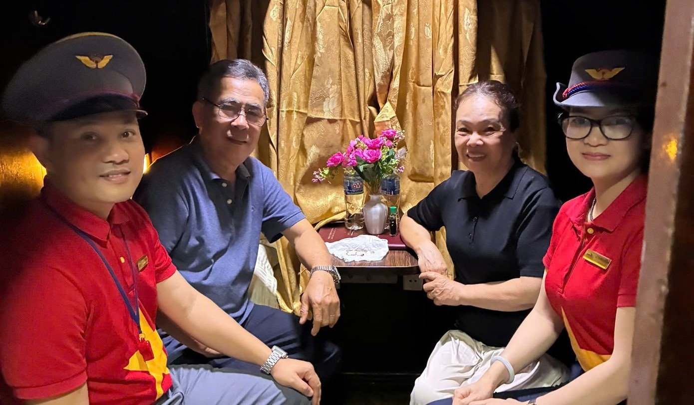 Hành khách và tổ tiếp viên tàu SE5 sau khi tìm được gói vàng bị bỏ nhầm vào thùng rác