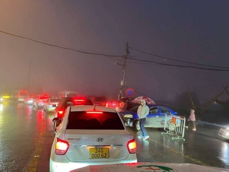 Nhiều đoạn đường trong trung tâm phường Sa Pa bị ùn tắc cục bộ do lượng khách đông đúc trong dịp cao điểm.