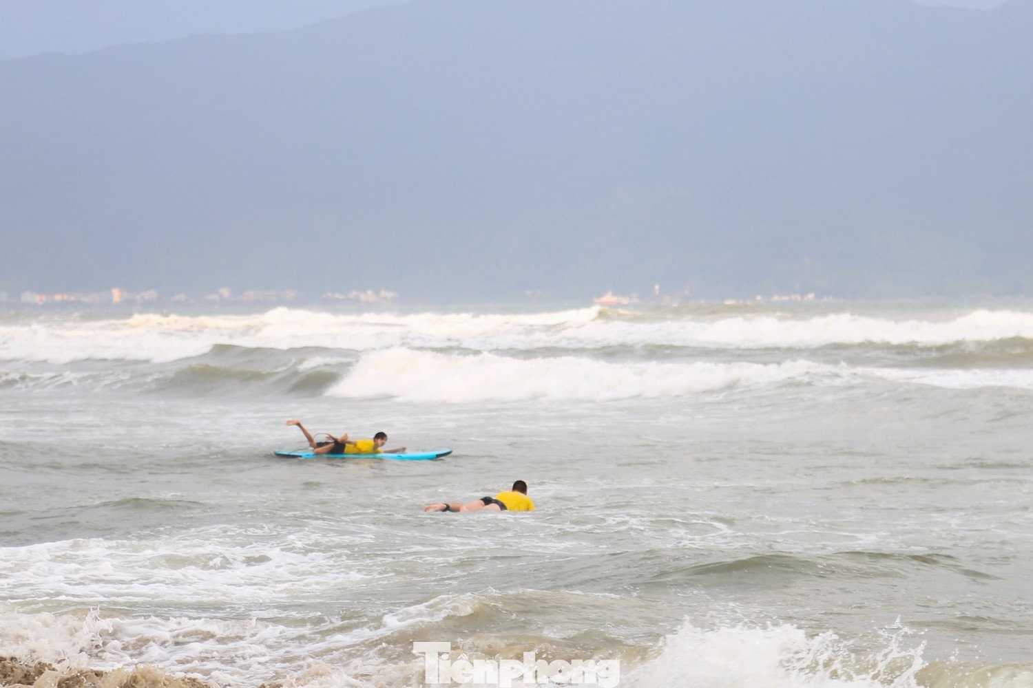 Du khách phấn khích tham gia lướt sóng trên những con sóng lớn cao quá đầu tại biển Đà Nẵng.
