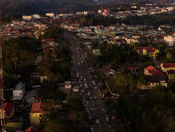 Du khách nườm nượp đổ về Măng Đen ngắm hoa anh đào nở rộ