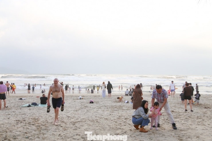 Du khách đổ xô về các bãi tắm trung tâm Đà Nẵng trong những ngày đầu năm mới 2026.