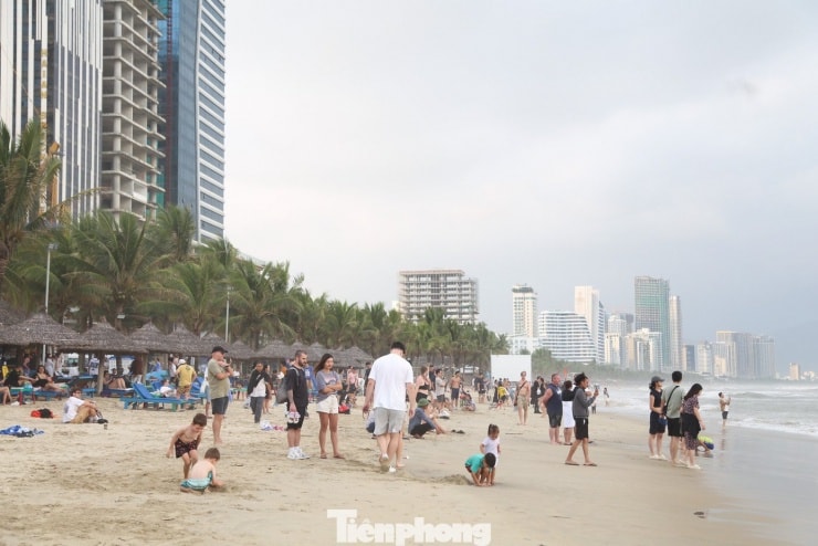 Dù sóng biển khá lớn, khu vực các bãi tắm tại Đà Nẵng vẫn đông nghịt du khách quốc tế.
