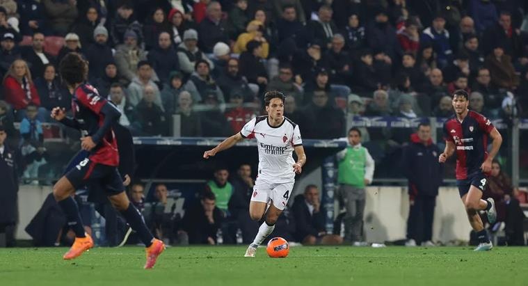 AC Milan gặp nhiều khó khăn trong 45 phút đầu.