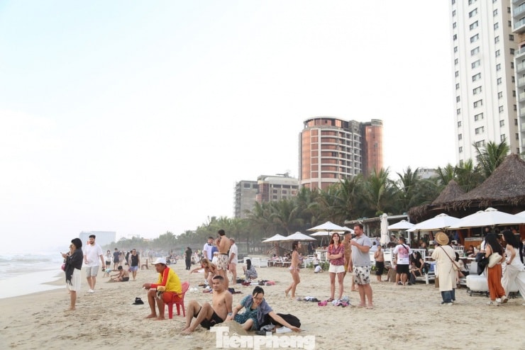 Các dịch vụ cho thuê ghế nghỉ và hàng quán ven biển Đà Nẵng hoạt động hết công suất phục vụ du khách.