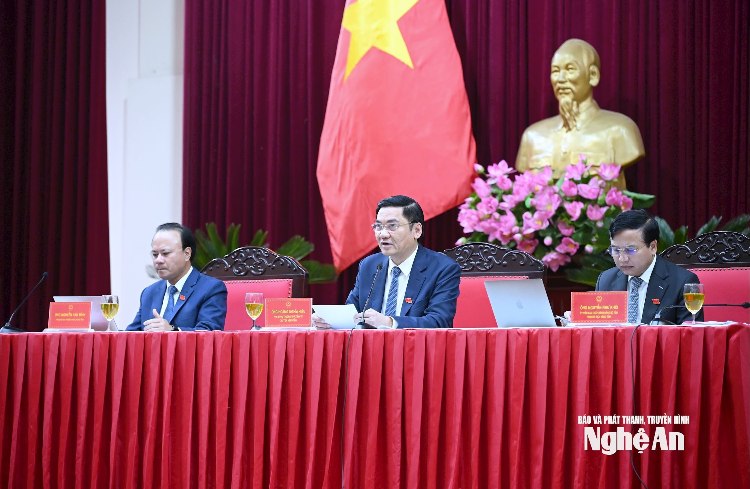 2. Các đồng chí chủ tọa điều hành Kỳ họp thứ 35, HĐND tỉnh khóa XVIII. Ảnh Thành Cường