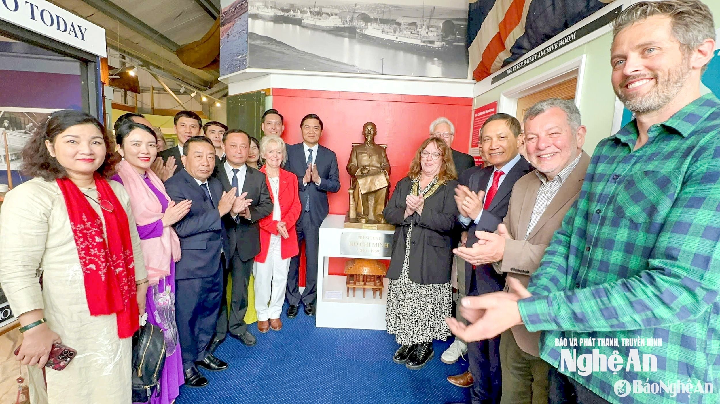 bna_cac-dai-bieu-chup-anh-luu-niem-tai-khu-trung-bay-ton-vinh-chu-tich-ho-chi-minh-tai-bao-tang-newhaven.jpg