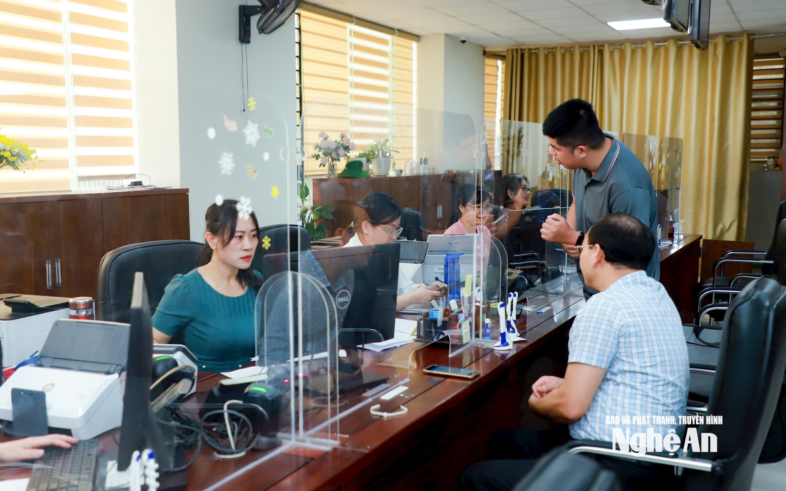 Cán bộ làm việc tại Trung tâm phục vụ hành chính công tỉnh Nghệ An. Ảnh Thành Duy2