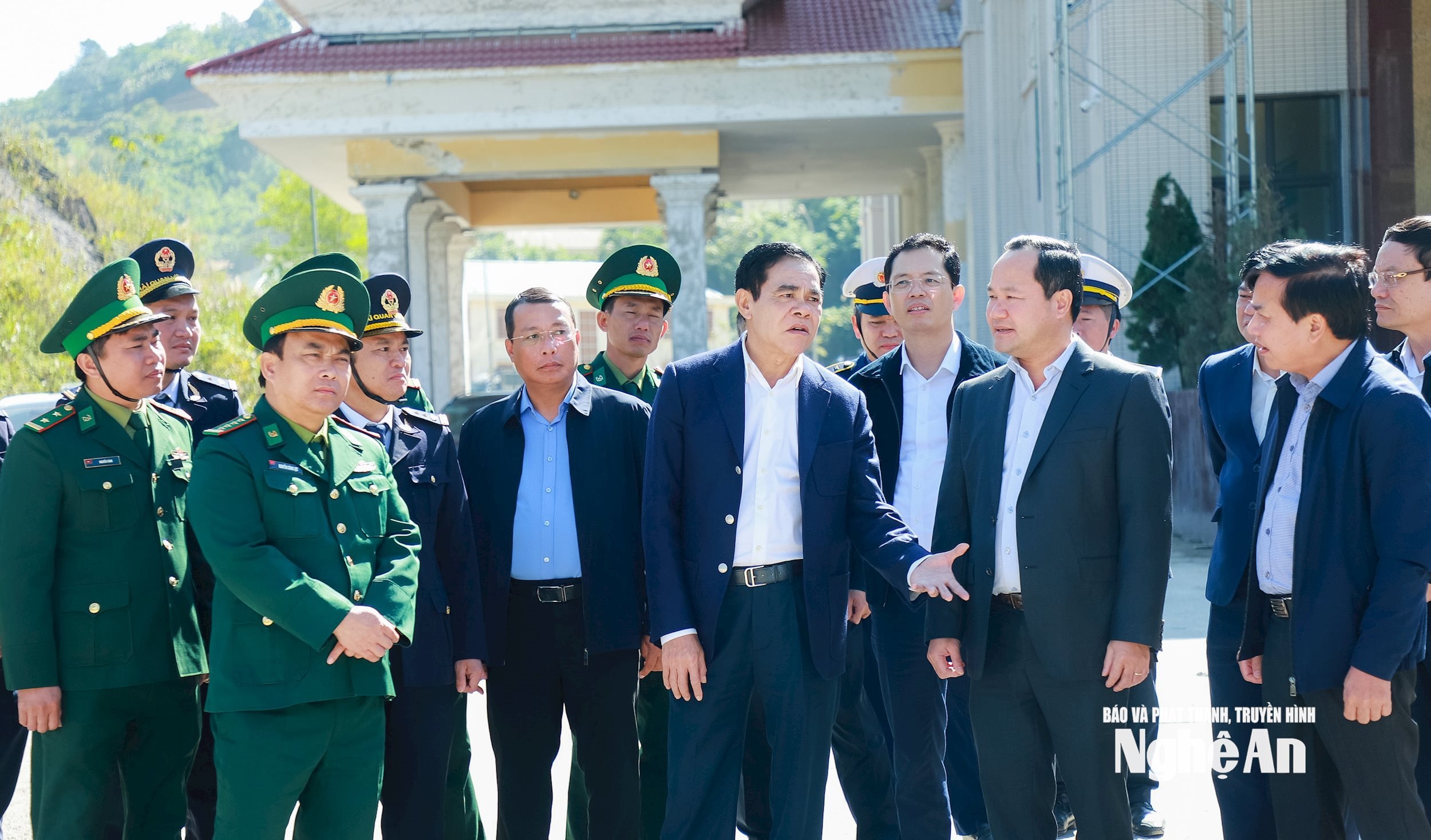 Phó Bí thư Tỉnh ủy, Chủ tịch UBND tỉnh Võ Trọng Hải kiểm tra giao thương tại Cửa khẩu quốc tế Nậm Cắn. Ảnh Thành Duy