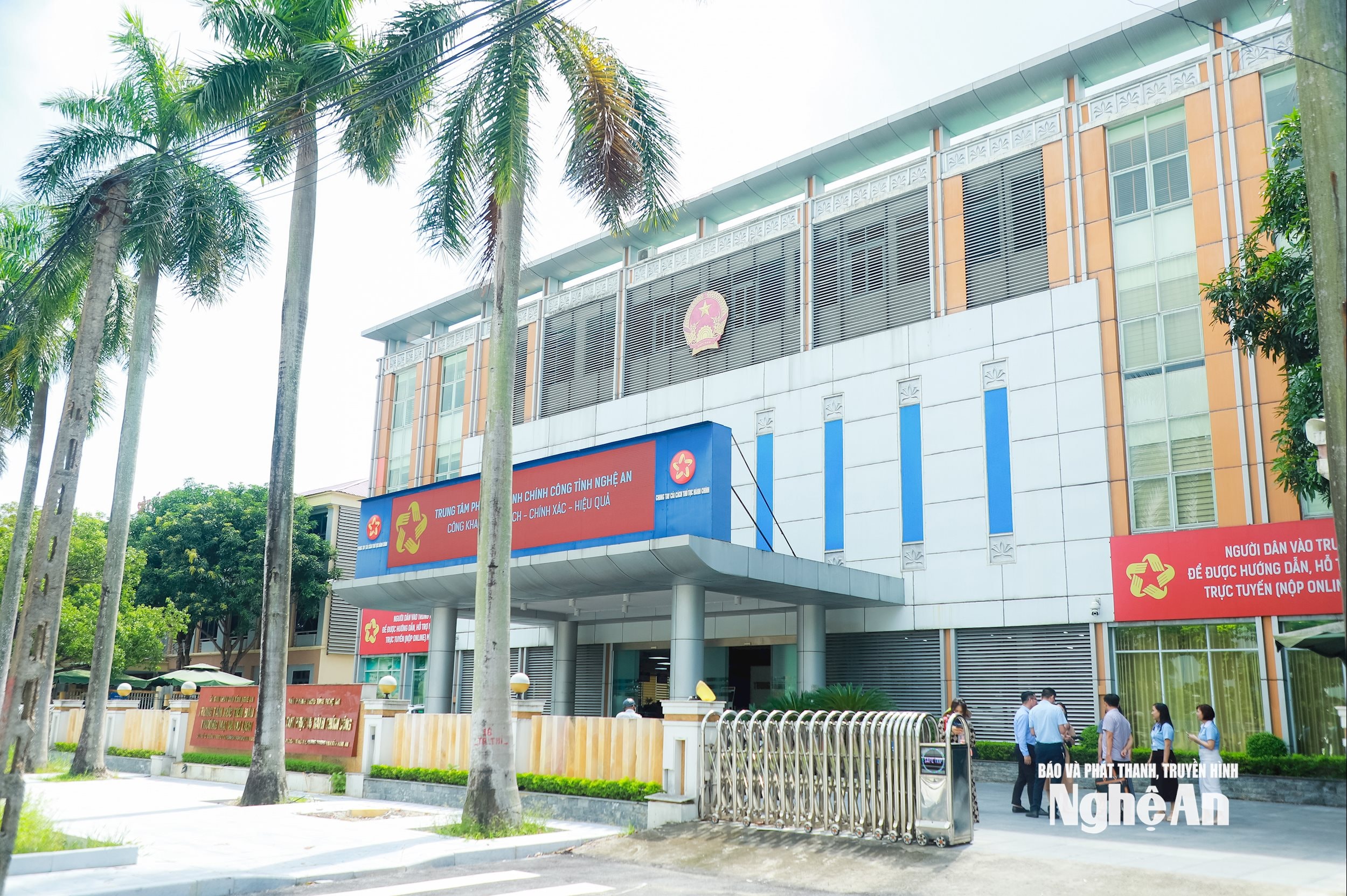 Trung tâm Phục vụ hành chính công tỉnh Nghệ An. Ảnh Thành Duy