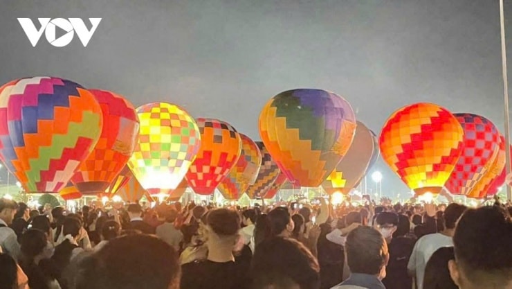 Lễ hội khinh khí cầu rực rỡ sắc màu tại Sa Đéc ngày đầu năm mới 2026