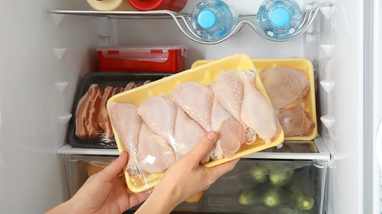 Thịt được để trong ngăn mát tủ lạnh để rã đông