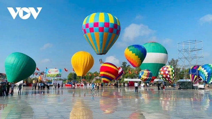 Du khách và người dân hào hứng tham gia lễ hội khinh khí cầu tại Sa Đéc