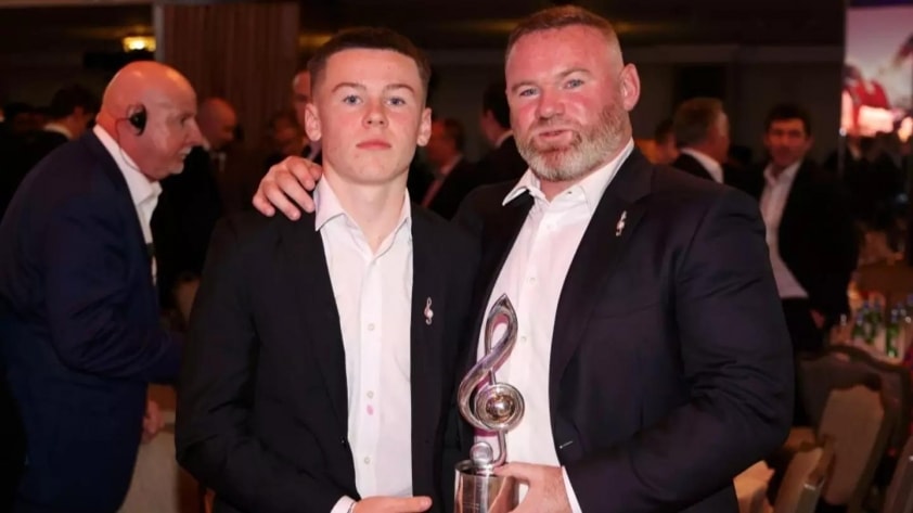 Kai Rooney thực hiện quy định về giày thi đấu của câu lạc bộ tại học viện Carrington
