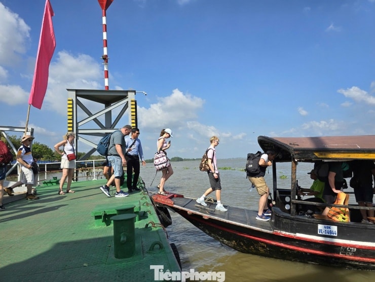 Du khách quốc tế tham gia tour du lịch sông nước.