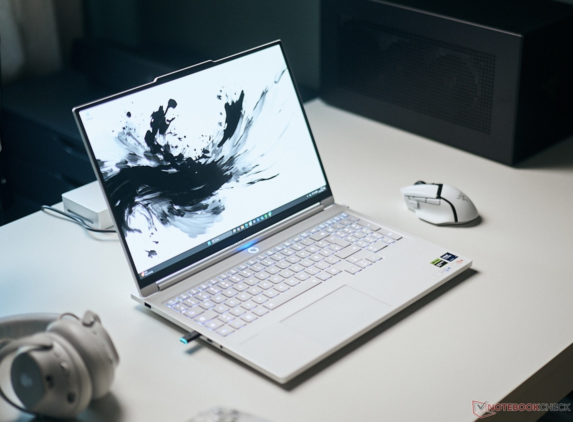 Laptop gaming Lenovo Legion 7i sở hữu màn hình OLED 2.5K 165 Hz tuyệt đẹp cùng cấu hình phần cứng mạnh mẽ.