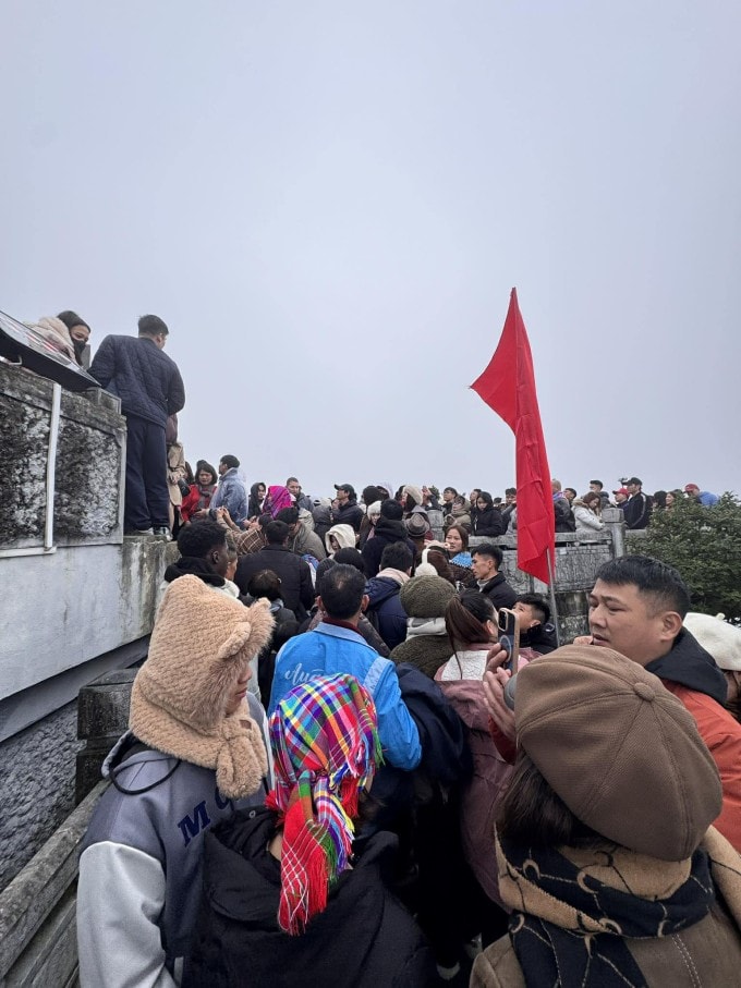 Cột cờ Lũng Cú ngày 2/1