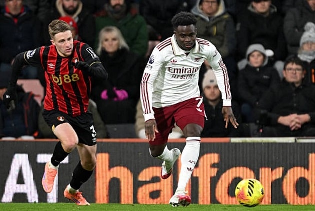 Bukayo Saka vào sân từ ghế dự bị và ngay lập tức kiến tạo cho Declan Rice ghi bàn.