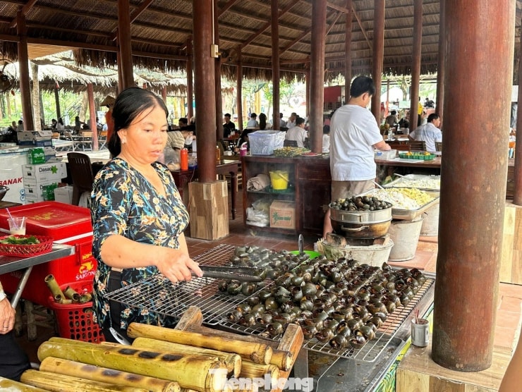 Thưởng thức đặc sản đồng quê miền Tây.