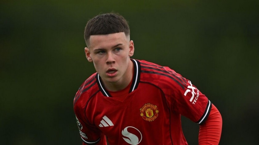 Kai Rooney thi đấu trong màu áo đội trẻ Manchester United