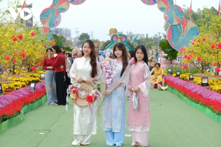 Người dân ghi lại những khoảnh khắc khinh khí cầu bay lên không trung