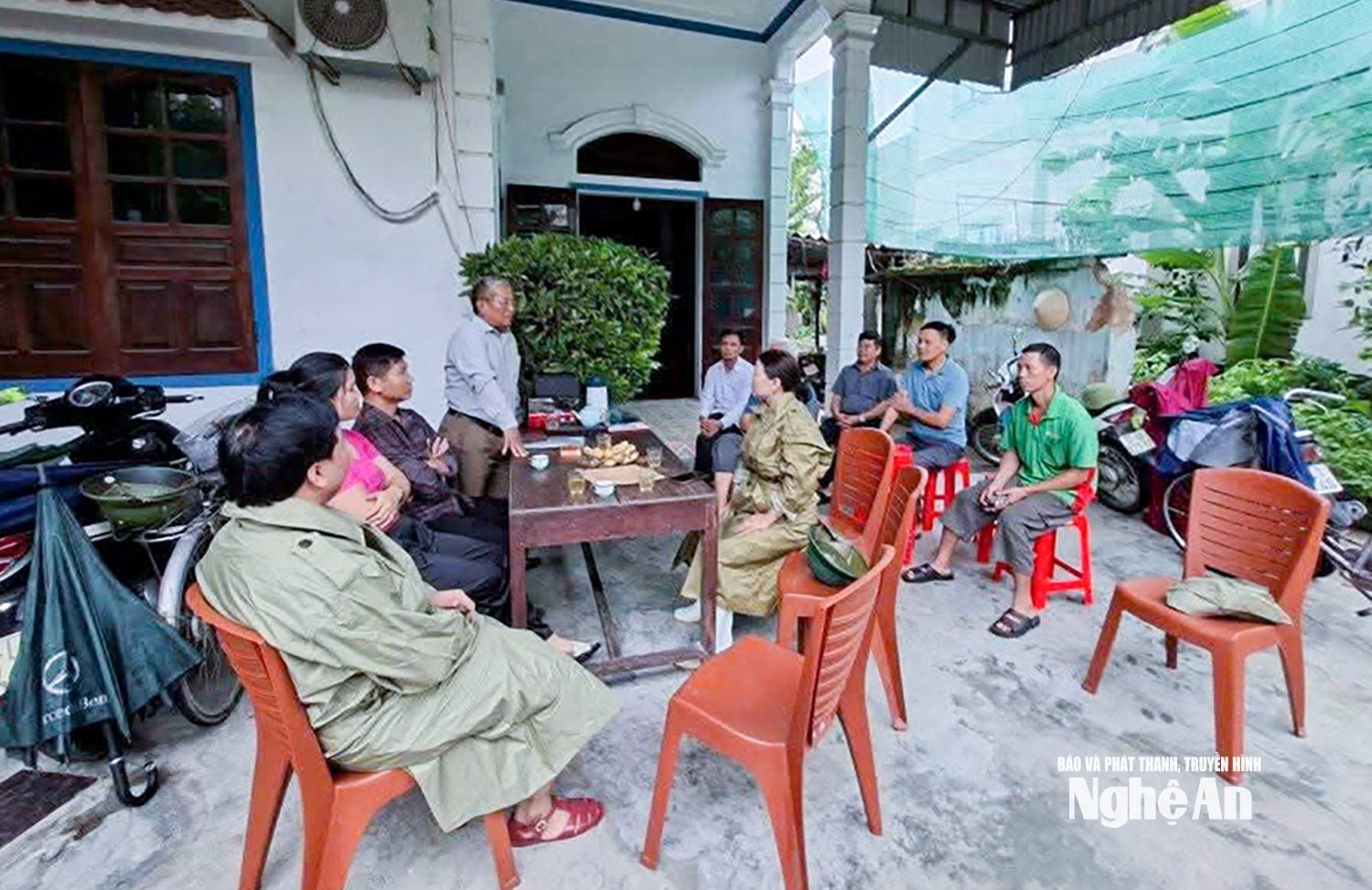  Cán bộ xã Quỳnh Sơn nắm tình hình phòng chống bão lụt tại từng khu dân cư. 