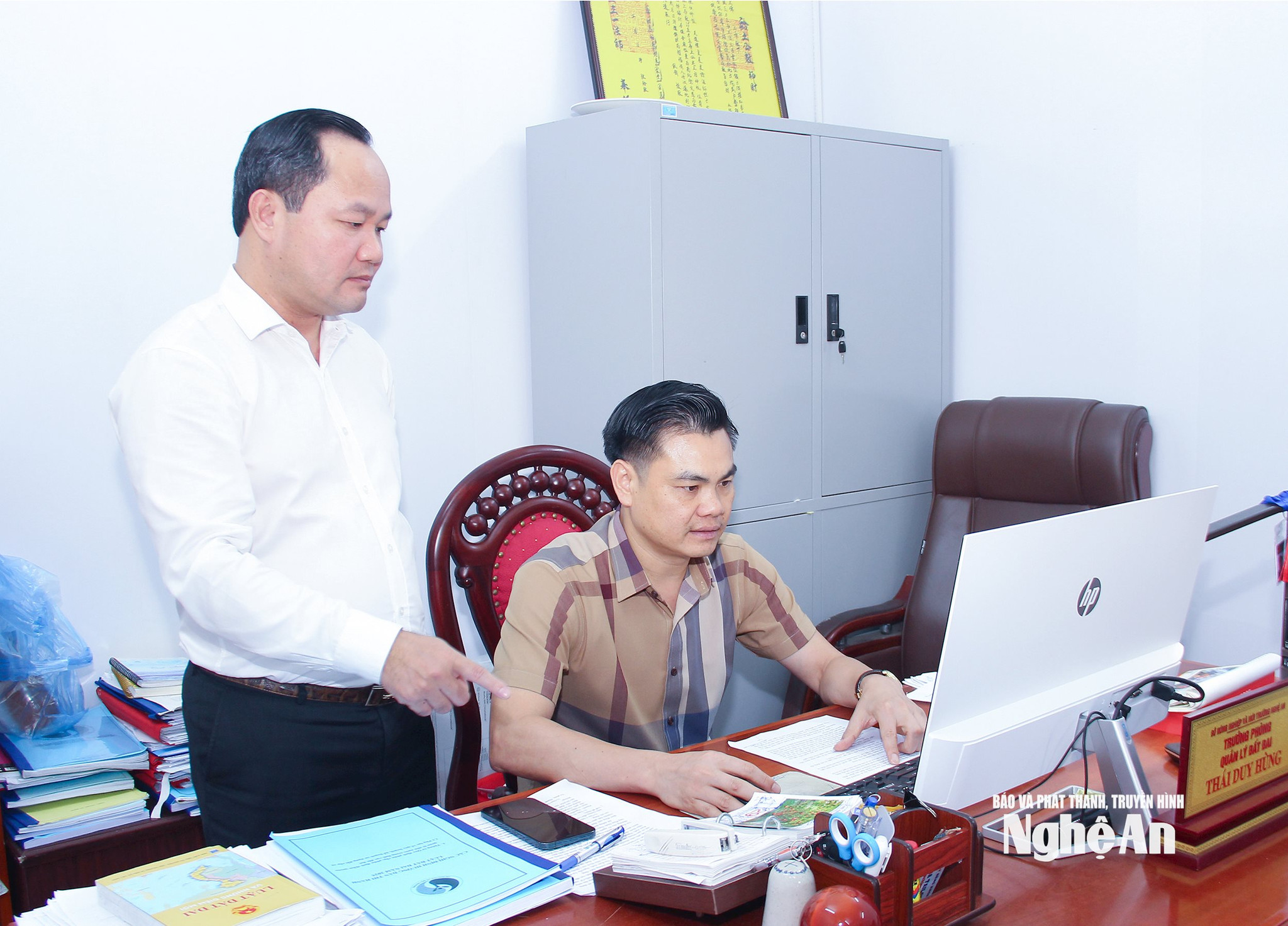 Lãnh đạo Sở Nông nghiệp và Môi trường Nghệ An kiểm tra đột xuất việc xử lý văn bản trên hệ thống Vnptioffice của phòng chuyên môn. Ảnh- Mai Hoa copy