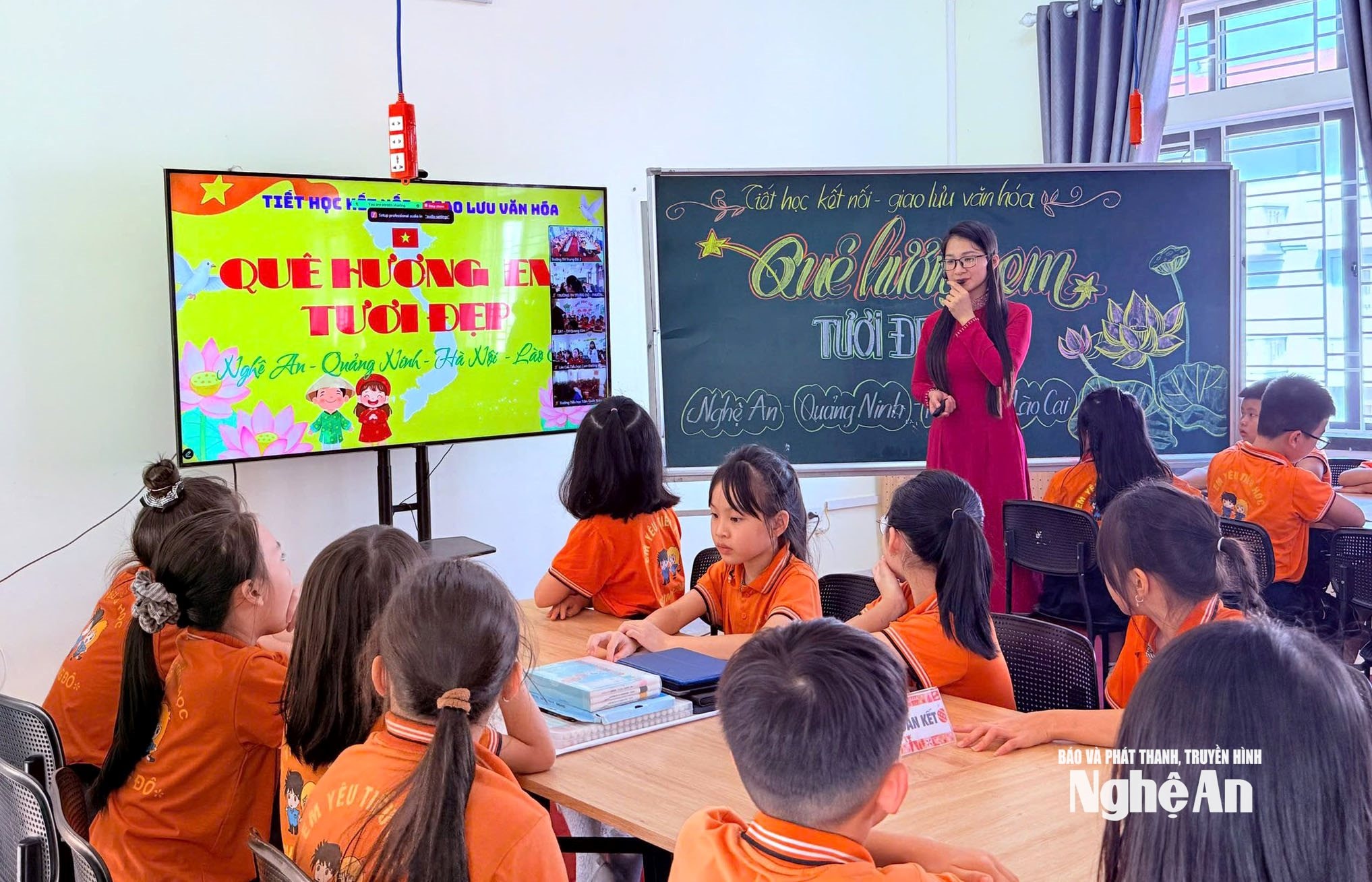Tiết học kết nối của học sinh Trường Tiểu học Trung Đô. Ảnh: Mỹ Hà