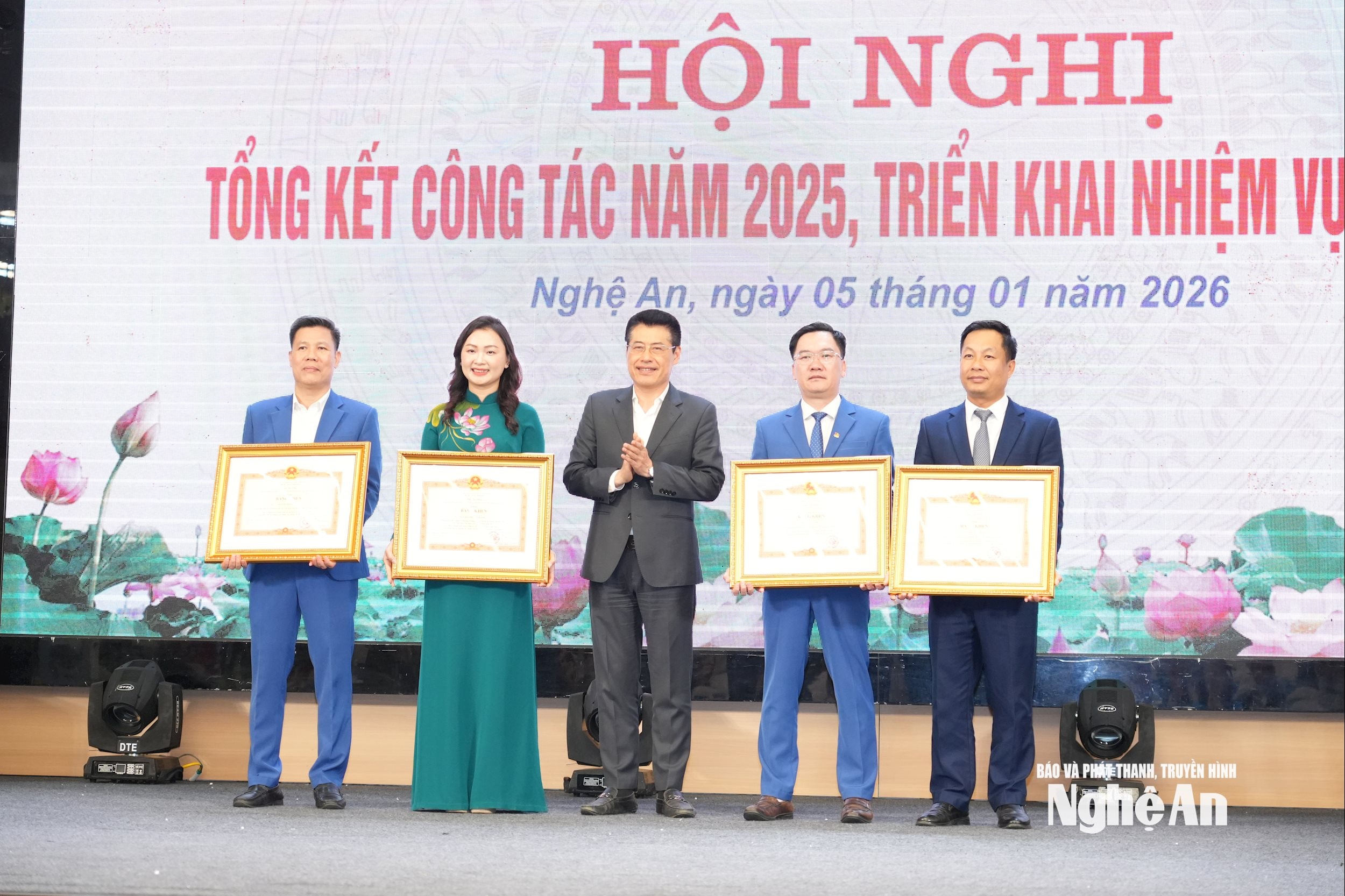 Trao tặng bằng khen Thủ tướng Chính phủ