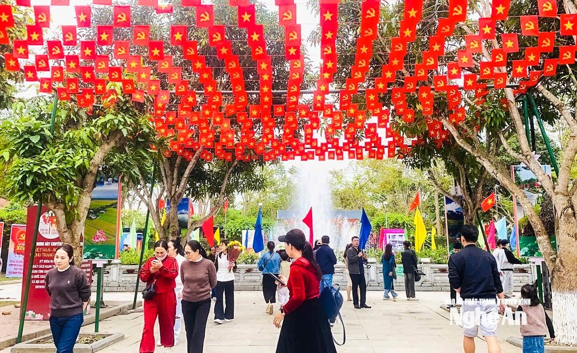 Du khách tham quan Khu di tích quốc gia đặc biệt Kim Liên