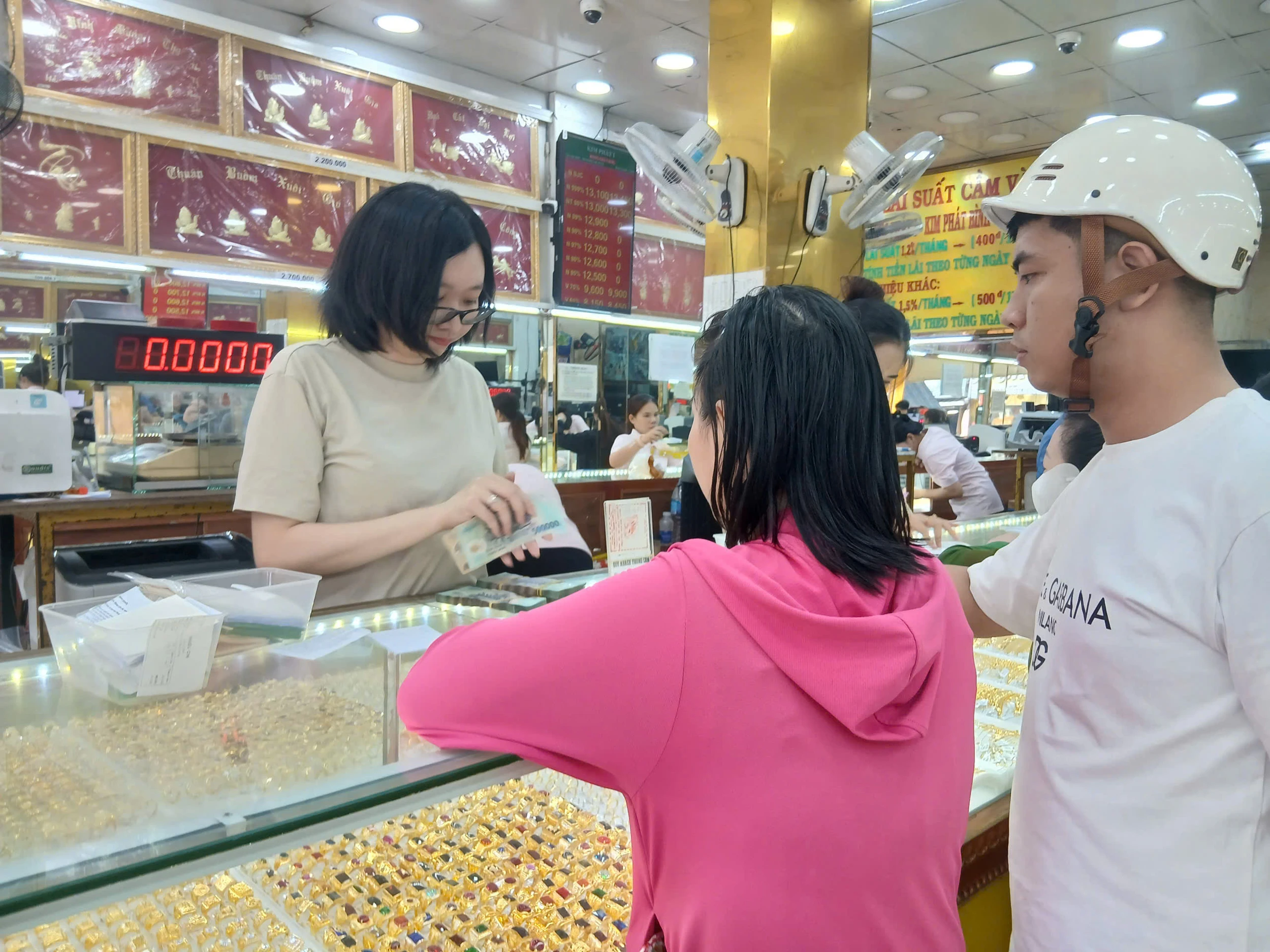 Giá vàng hôm nay 6/1: Giá vàng miếng, vàng nhẫn, vàng thế giới, giá bạc Phú Quý