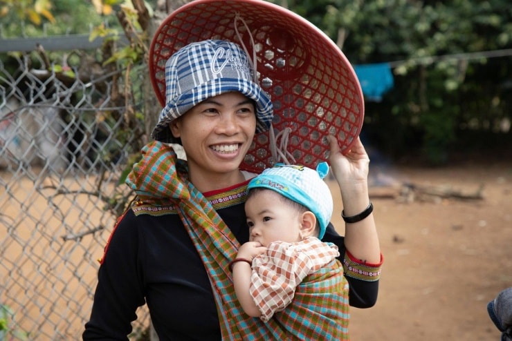 Chị H’Đor Ênuôl, ở buôn Chuah, xã Krông Ana, Đắk Lắk, phấn khởi dẫn đoàn khách trải nghiệm nương rẫy.