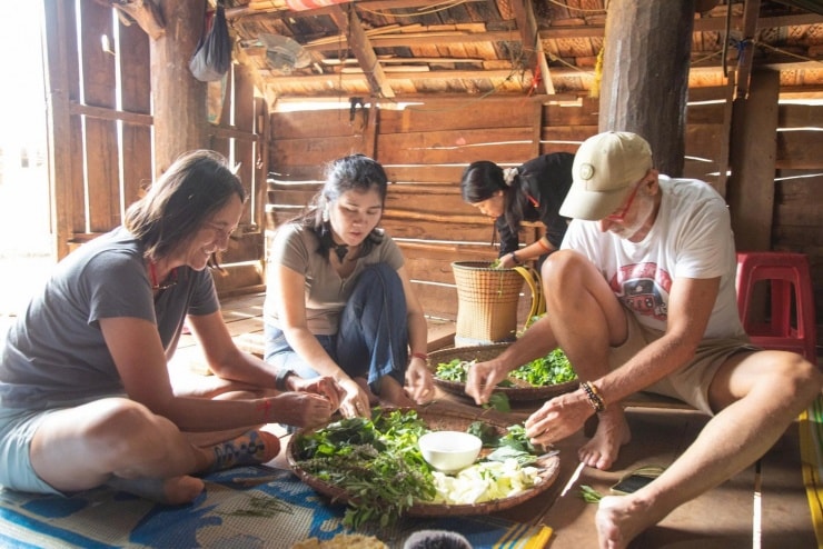 Bà Mercler Claire (du khách Pháp, bìa trái) bày tỏ sự ngưỡng mộ khi thấy phụ nữ là người làm chủ gia đình.