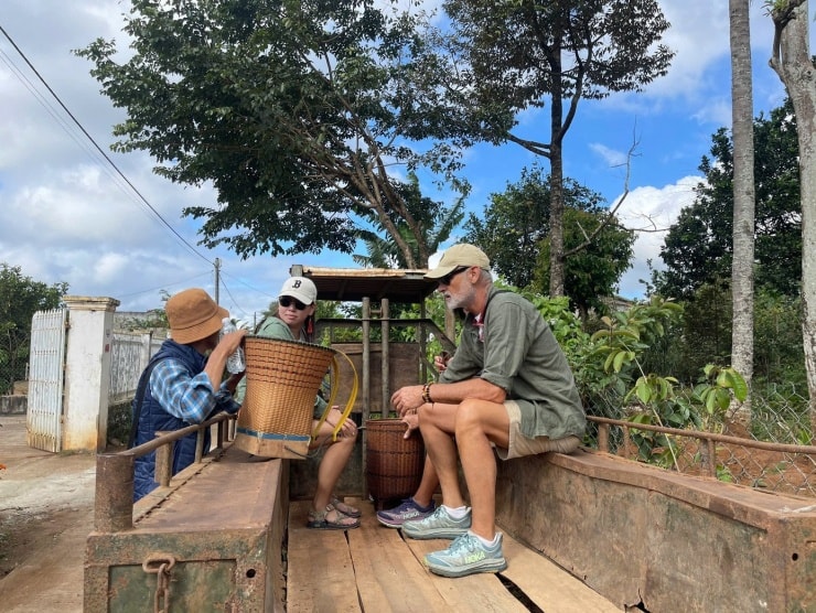 Du khách quốc tế hào hứng trải nghiệm ngồi trên chiếc xe công nông - phương tiện đặc trưng của người Ê Đê.