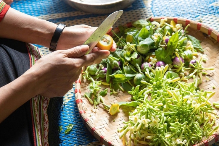 Cà đắng, hoa đu đủ, những món ăn dân dã của người Ê Đê làm nức lòng du khách.