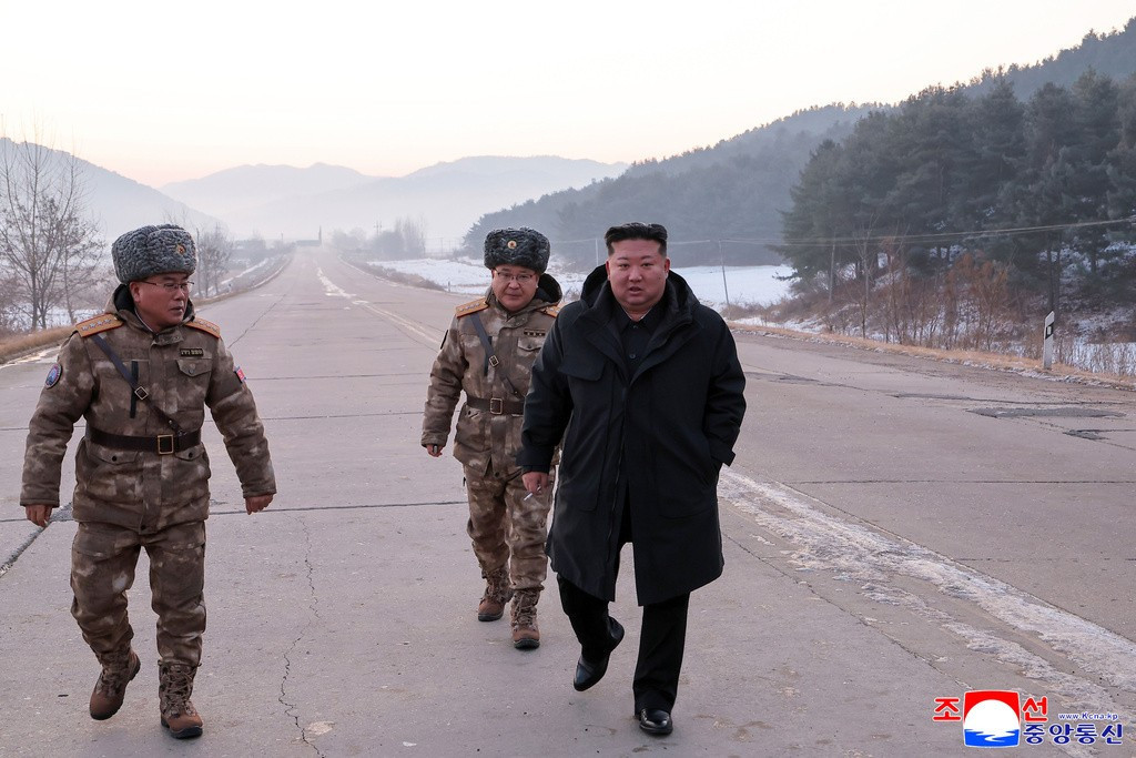 Chủ tịch Triều Tiên Kim Jong Un thị sát đợt thử nghiệm vũ khí chiến lược