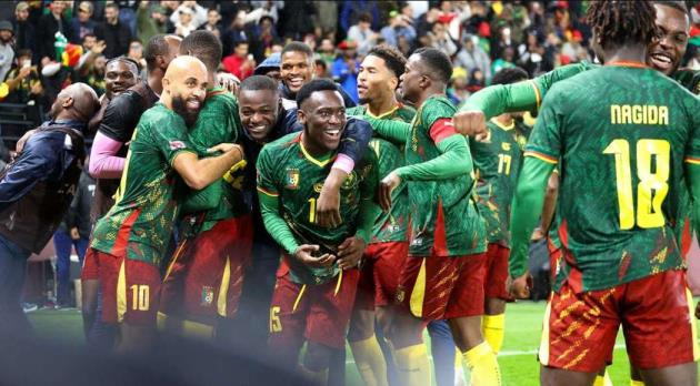 Các cầu thủ Cameroon ăn mừng chiến thắng tiến vào vòng tứ kết AFCON